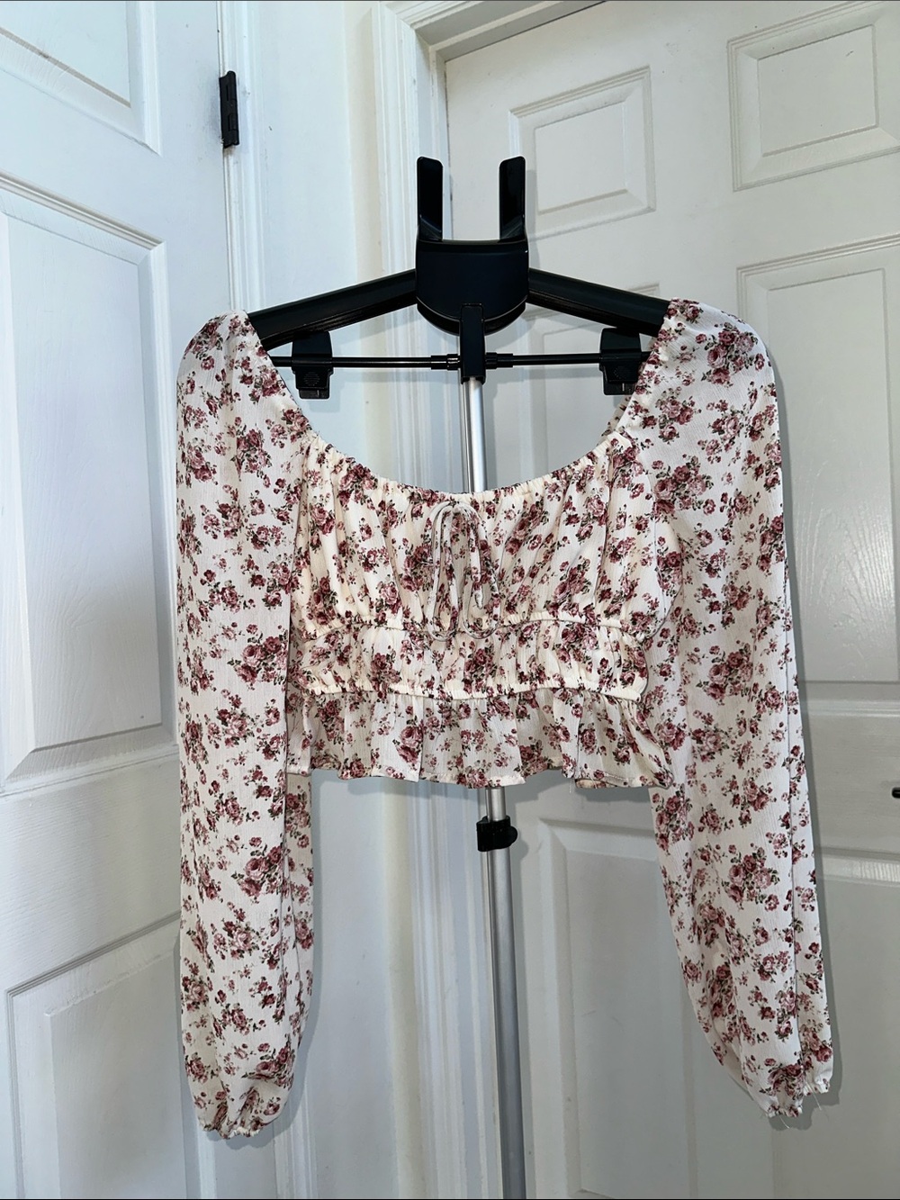 Women’s Floral Flowy Long-Sleeved Crop Top Cinched Smocked Waist Blouse